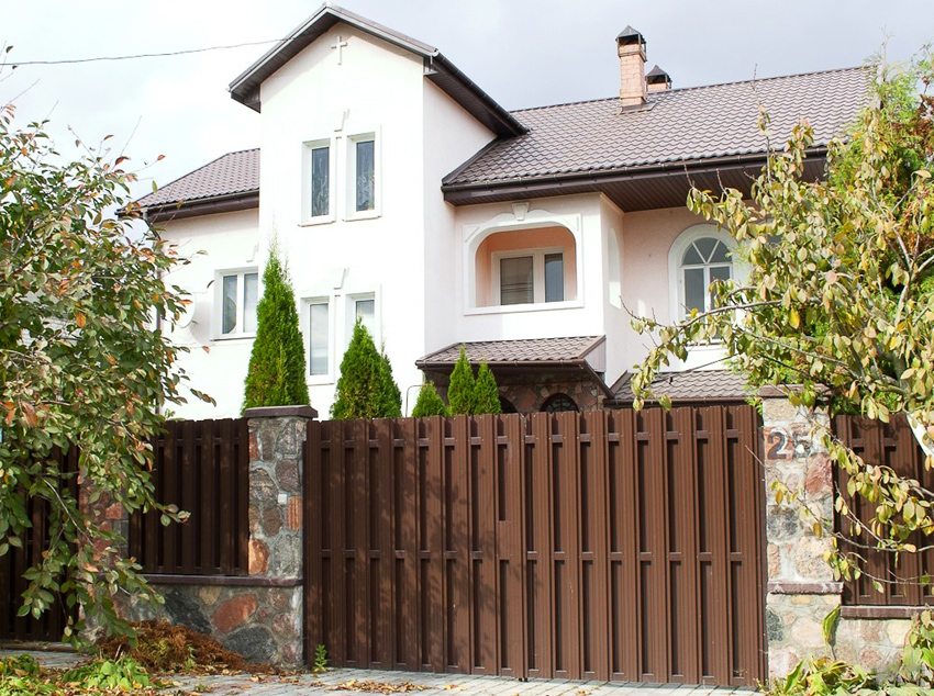 Fence with double-sided picket fence