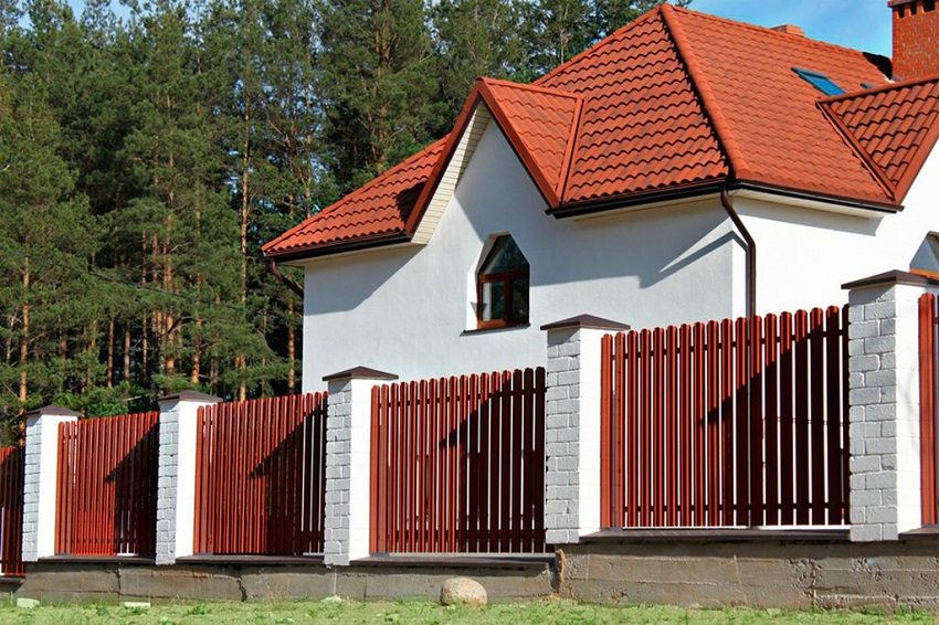 Combined metal and brick fencing