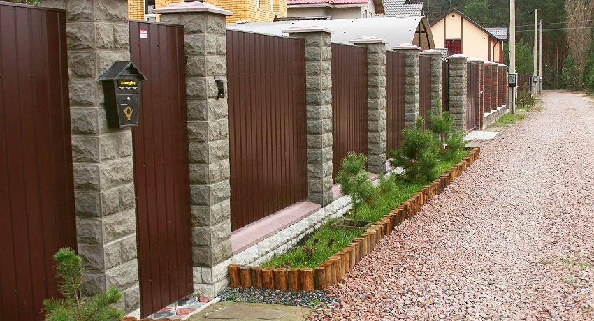 Metalni profil može igrati ulogu neovisne ograde i sastavni dio ograda od opeke