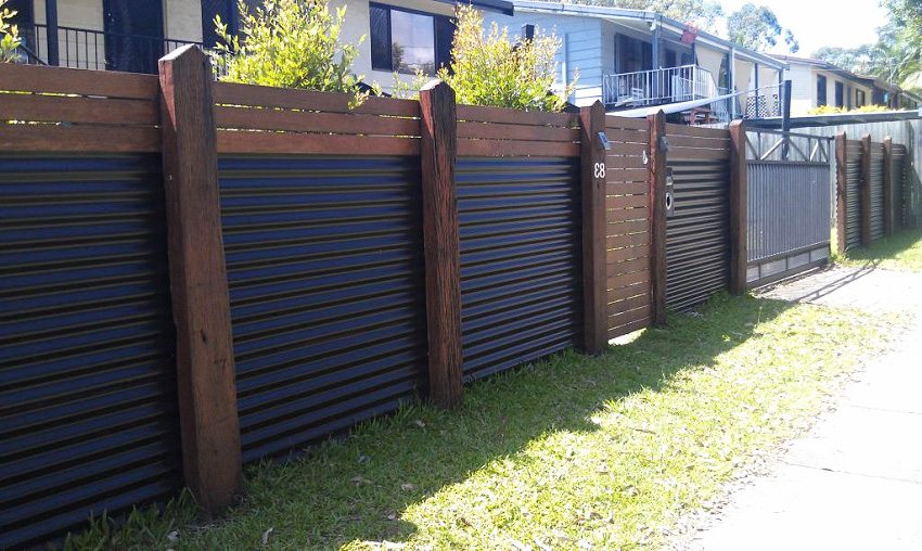 O opțiune de design frumoasă pentru un gard staționar va fi o combinație de lemn cu profil metalic