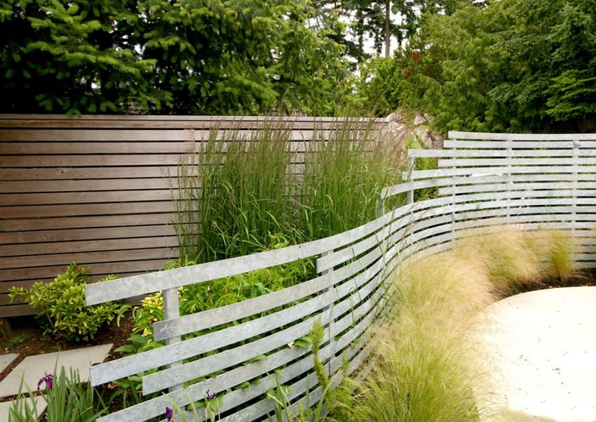 Elastyczne metalowe listwy pozwalają na zbudowanie ogrodzenia o dowolnym kształcie