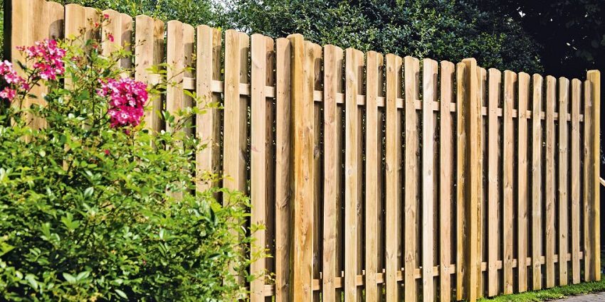 Dřevěný plot je instalován ve formě šachovnice