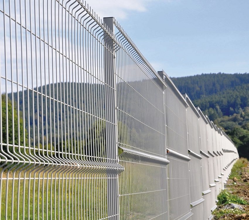Technologie instalace plotu umožňuje zohlednit všechny nerovnosti povrchu