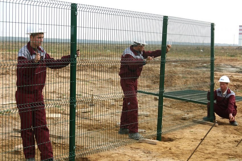 Sebelum memasang pagar, perlu mengira dan menandakan tempat meletakkan tiang