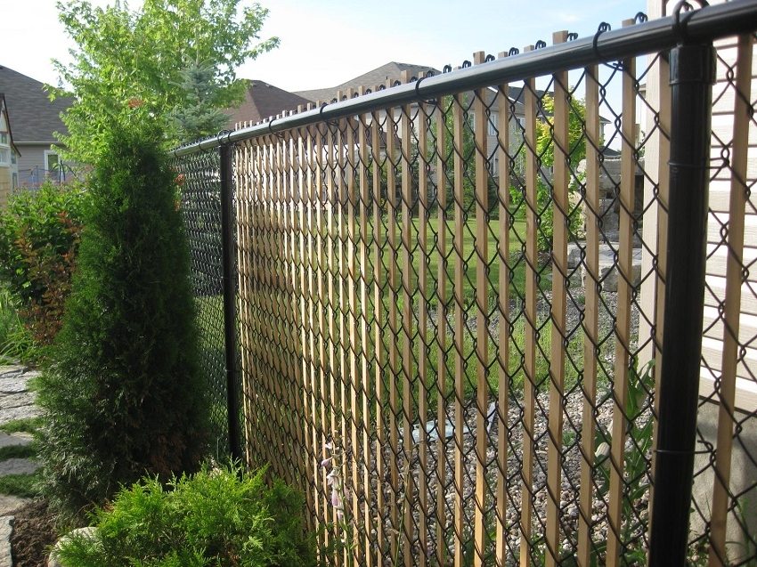 Wooden slats will help to give originality to the mesh fence