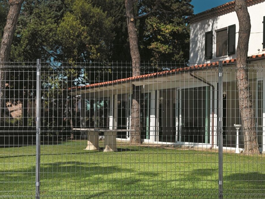 The rigidity of the structure guarantees no sagging of the fence made of Hitter mesh