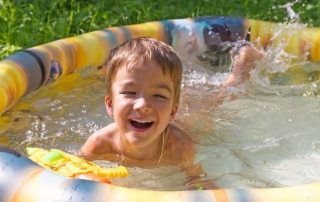 Piscine pentru copii pentru căsuțe de vară: multă distracție pentru copii mici