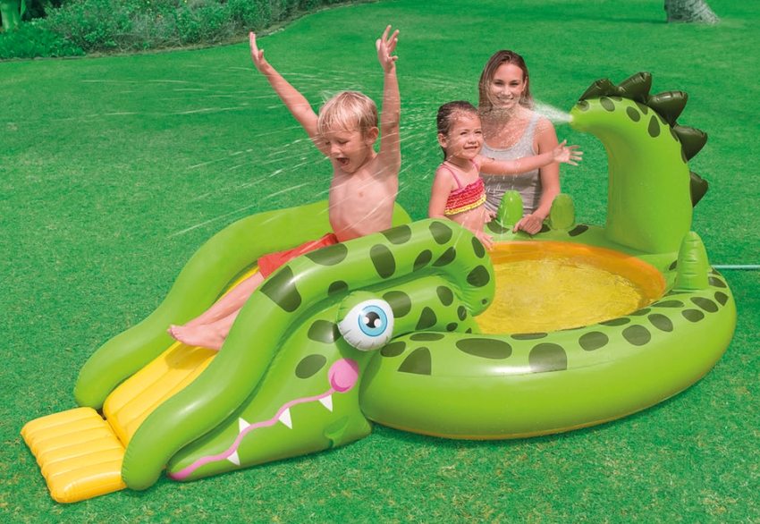 The presence of a slide in the pool will diversify the leisure of kids