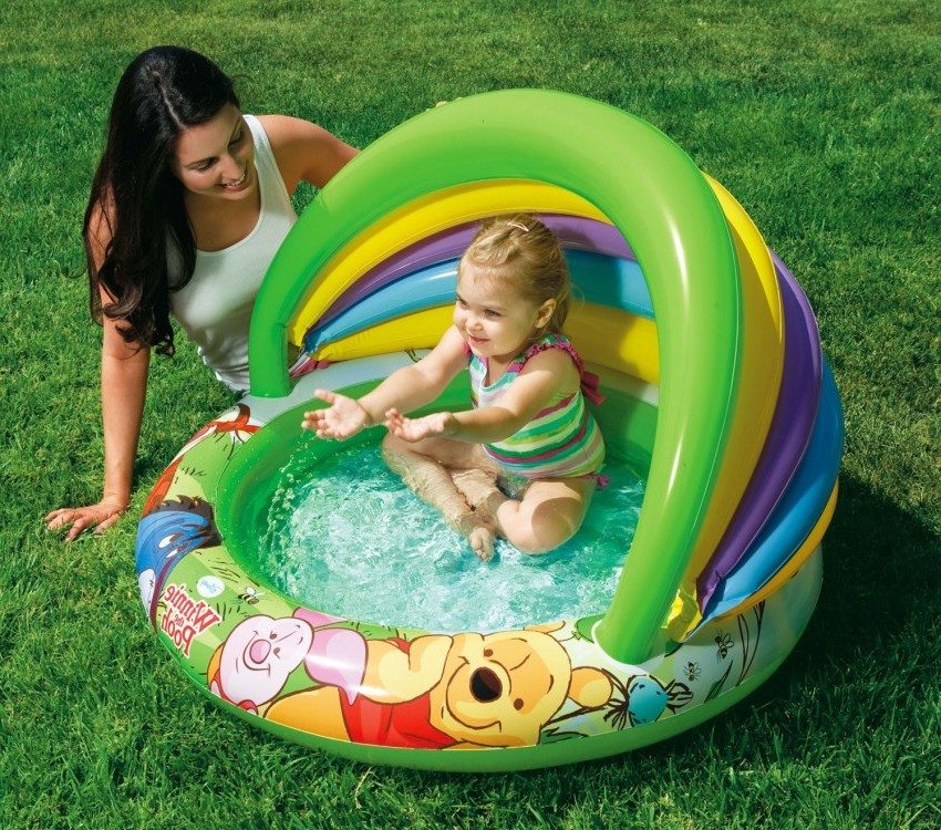 Small children's pool with inflatable bottom