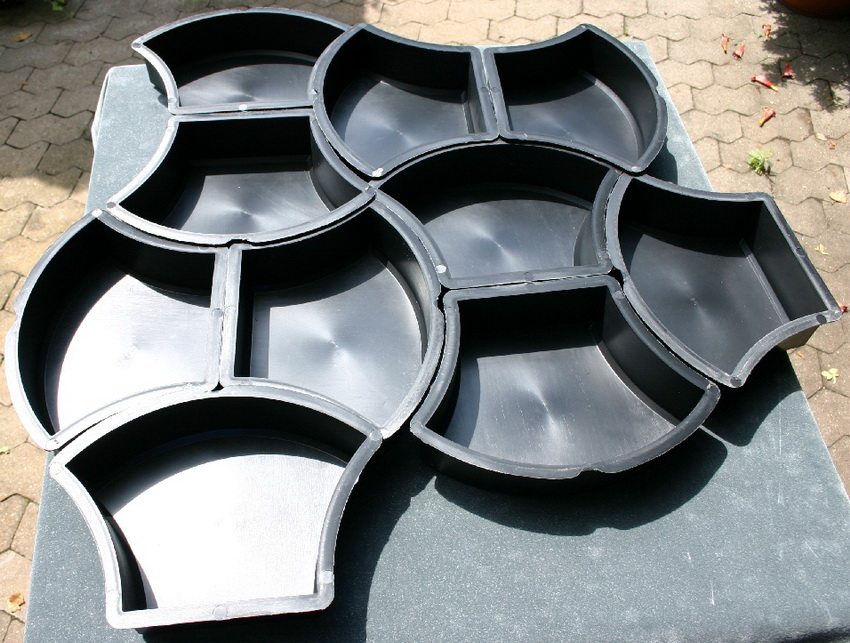 Plastic molds for molding paving slabs are durable and practical to use