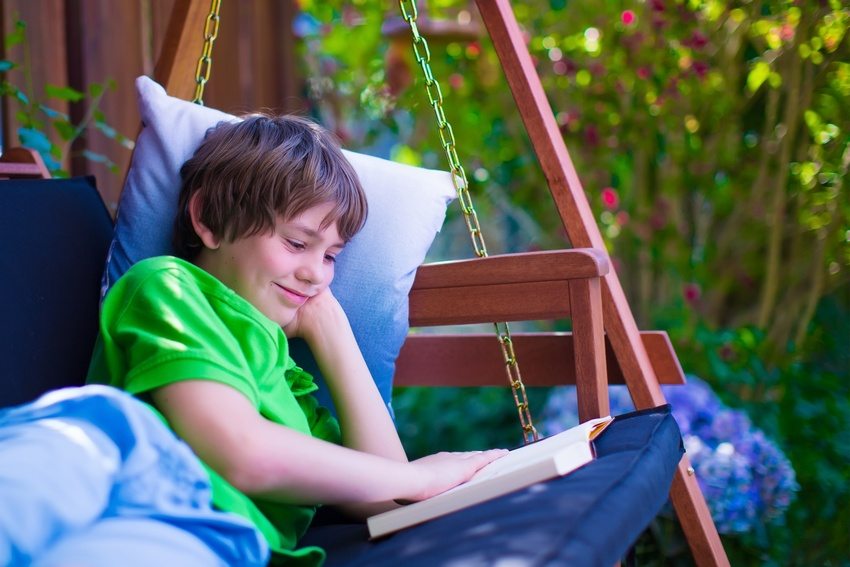 Pohodlná houpačka vhodná na spaní venku nebo čtení