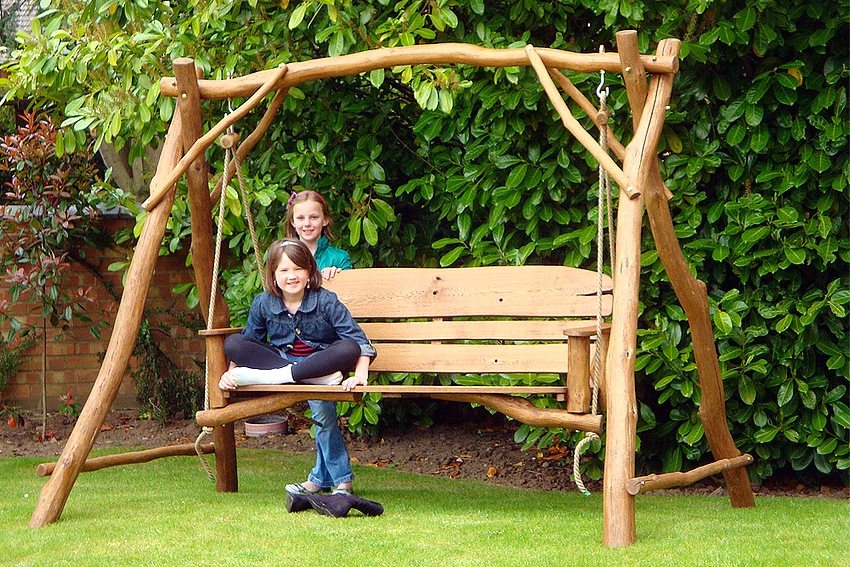 Børns udendørs gynge bygget af træ