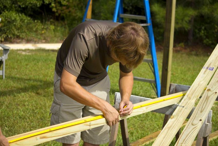 Proces budowania huśtawki dziecięcej z drewna