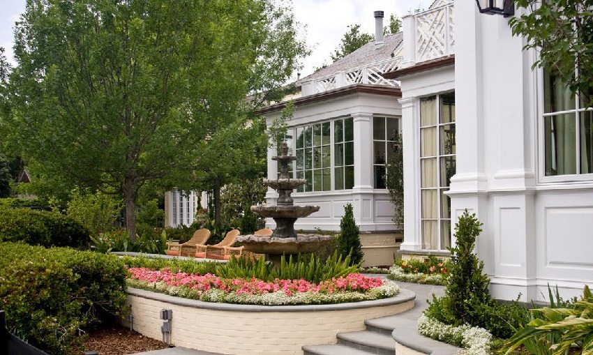 Et blomsterbed inngjerdet med en murvegg vil være et vakkert tillegg til hagen i et privat hus