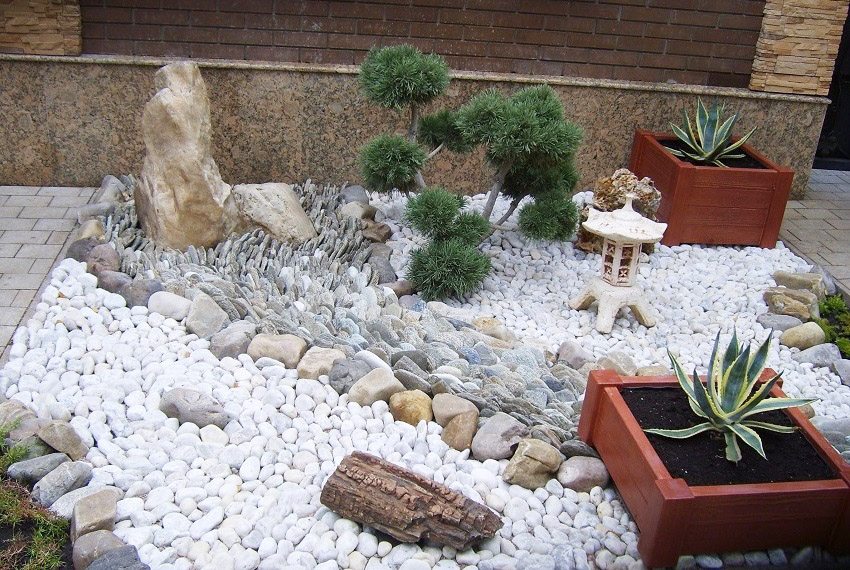 Den japanske hagen ser streng og elegant ut takket være det overveldende flertallet av steiner