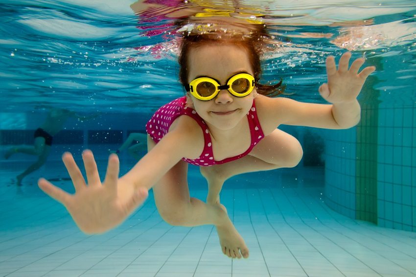 Ako mala djeca plivaju u bazenu, temperaturu vode treba povećati na 30 ° C