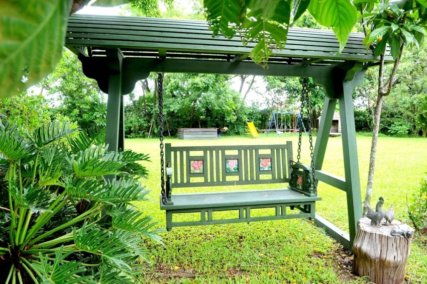 Sving i et stille hjørne av hagen vil tillate deg å nyte aromaene av grøntområder