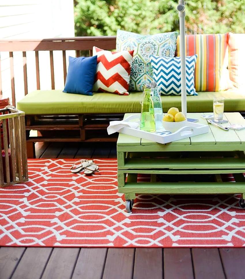 Pallets can be used to create beautiful and functional garden furniture with little effort.