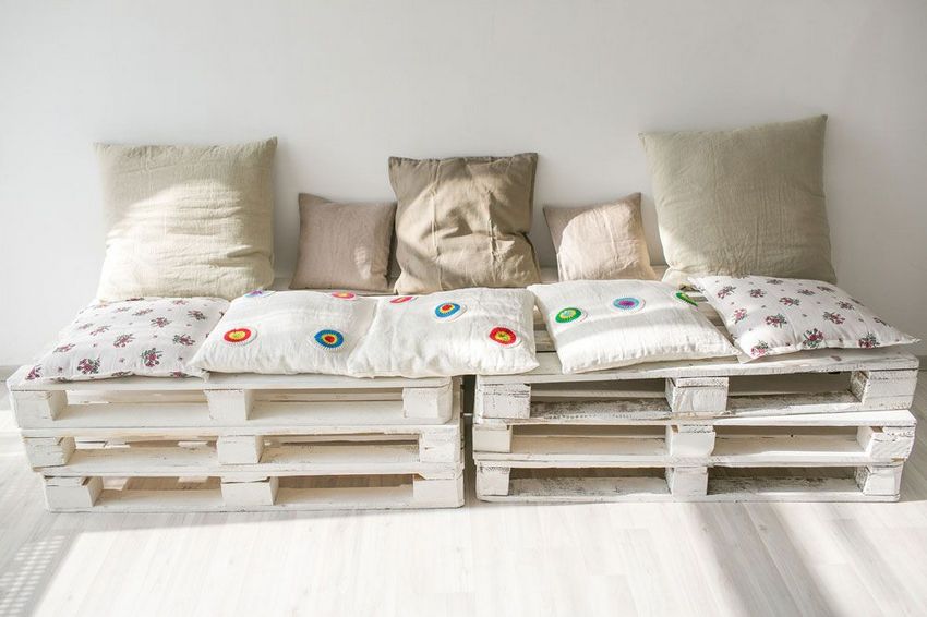 Pallet bench decorated with beautiful linen pillows