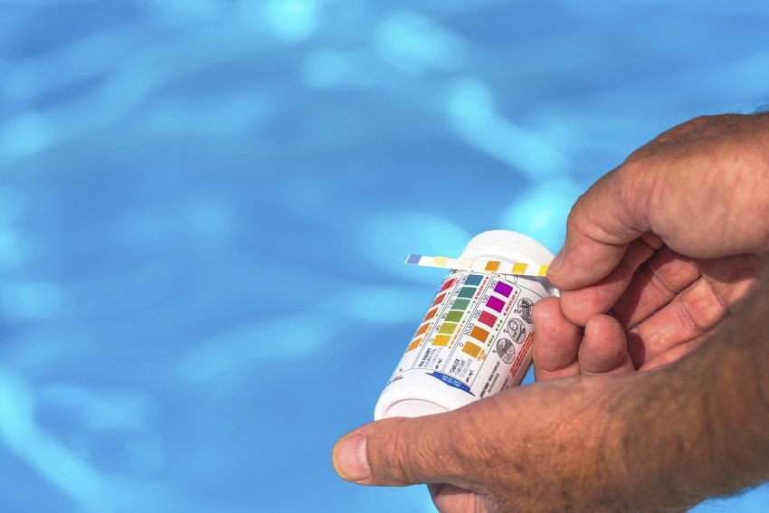 Ke kontrole kvality vody v bazénu se doporučuje použít sadu testovacích proužků