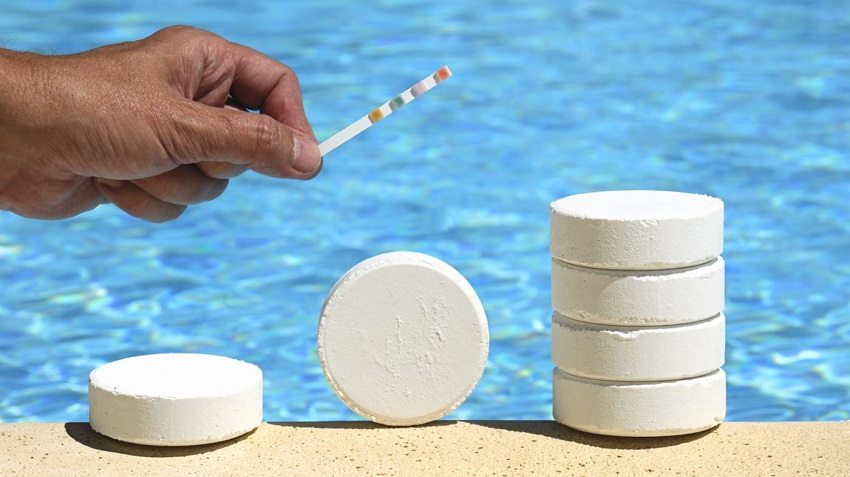 Testovanie bazénovej vody pomôže určiť stupeň kontaminácie a určiť, ako ju čistiť