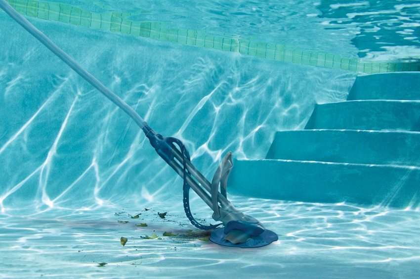 Bazénový vysavač pomáhá vypořádat se s kalem i kalem, který se tvoří podél vodorysky bazénu