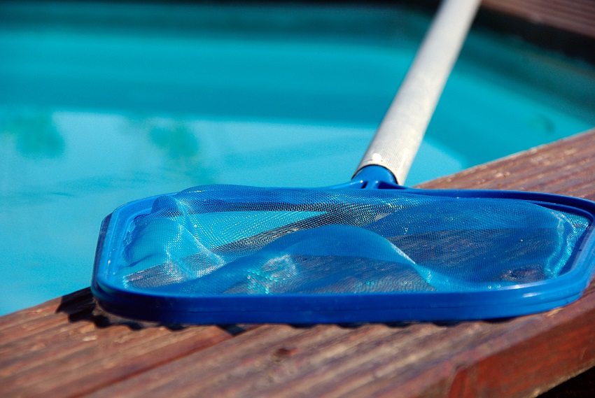 Plasa piscinei este folosită pentru a prinde diverse resturi din apă