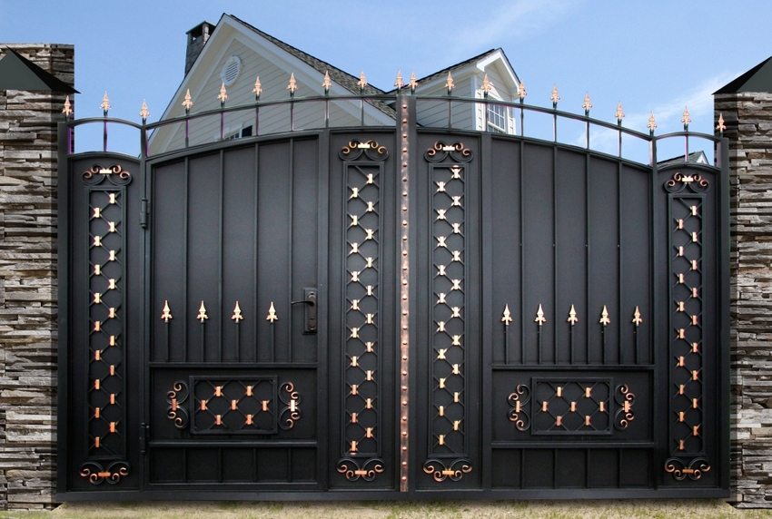 Metal swing gates with forging elements and a built-in wicket