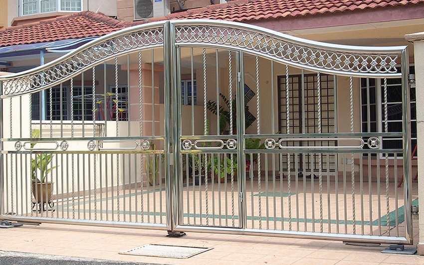 Metal swing gates with a wicket built into the leaf