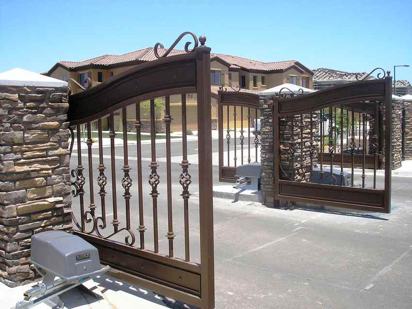 Swing gates made of metal with installed automation