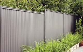 DIY fence from a professional sheet: a photo of interesting solutions