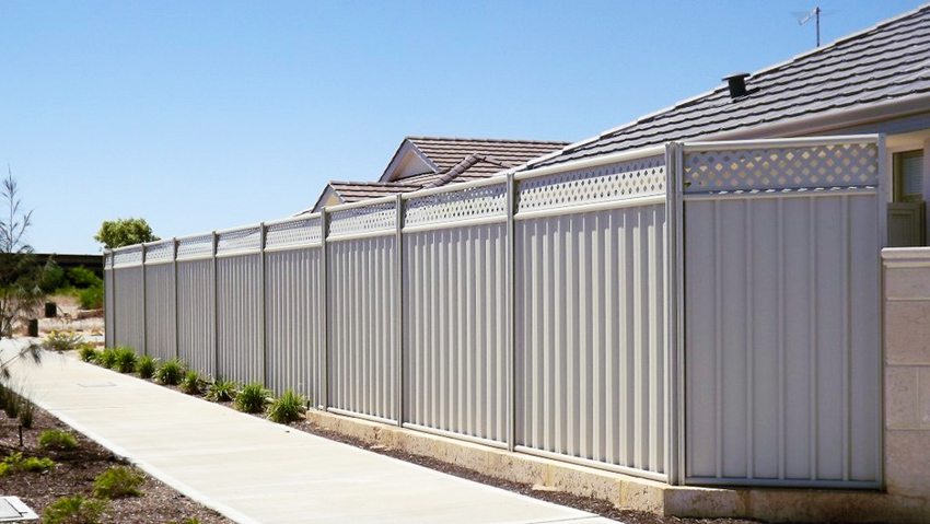 Un gard realizat din plăci ondulate este renumit pentru instalarea rapidă și posibilitatea reutilizării.