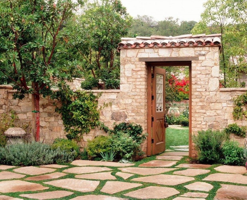 Stone fences are in perfect harmony with a variety of plants