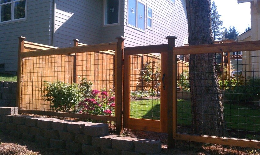 Combined welded mesh and wood fence