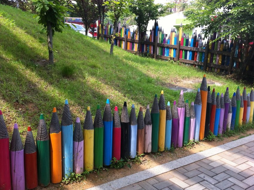 Using creative imagination and materials at hand, you can create such an original fence from pencils