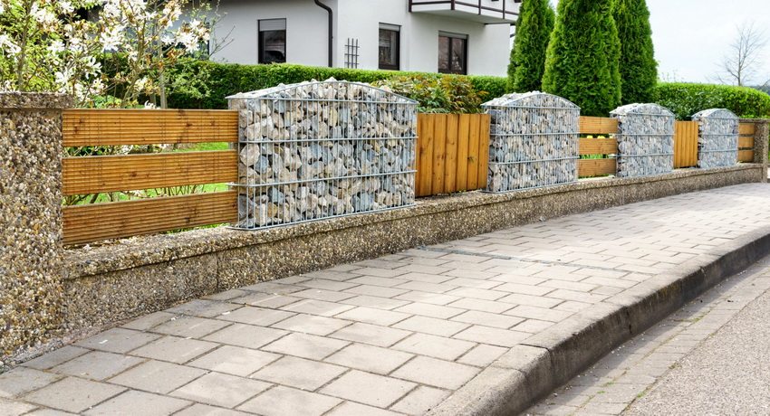 The combination of wood and gabion structures looks very unusual