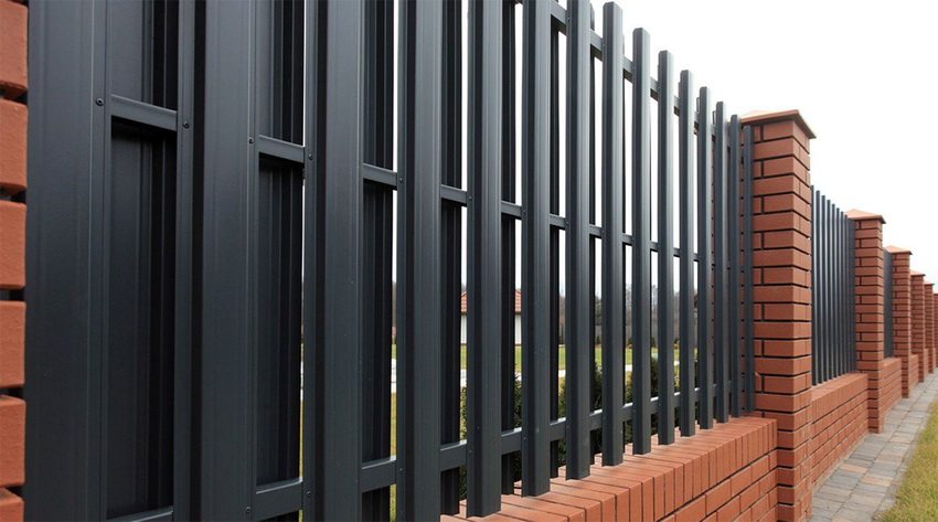 Fences made of euro shtaketnik are distinguished by ease of assembly and elegant appearance