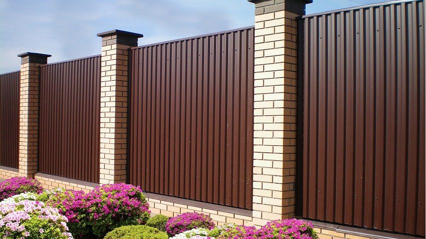 The combination of profiled sheet and masonry posts is a beautiful and reliable solution