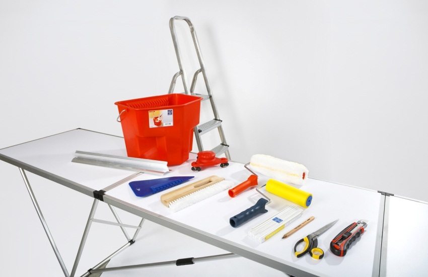 Tools you need for self-wallpapering