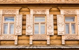 Platbands for windows in a wooden house: additional decoration of the facade