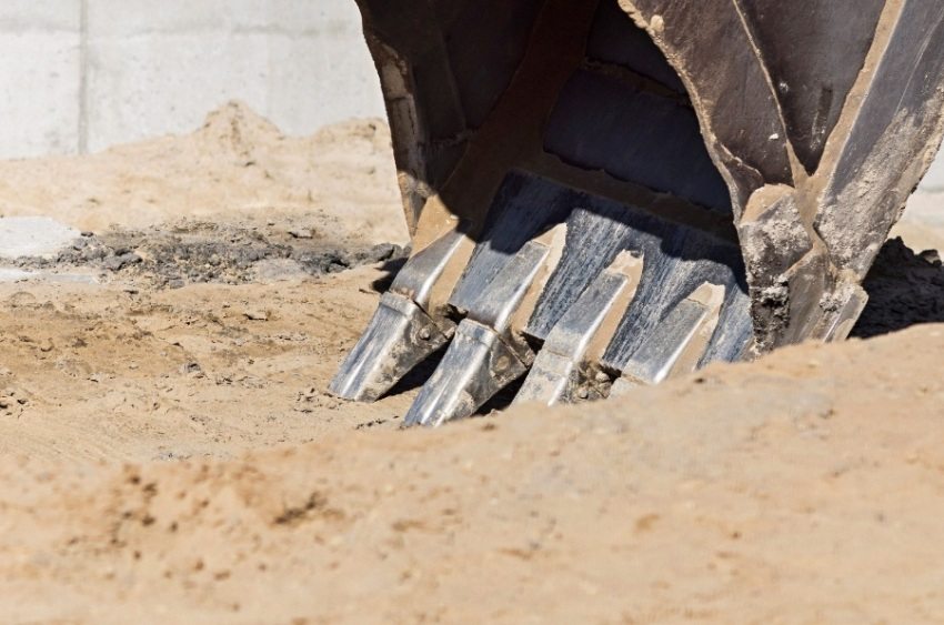 Există tipuri artificiale de nisip cu lut expandat, zgură și impurități de cuarț