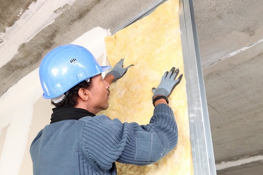 To insulate the walls from the inside with mineral wool, a wall frame is used