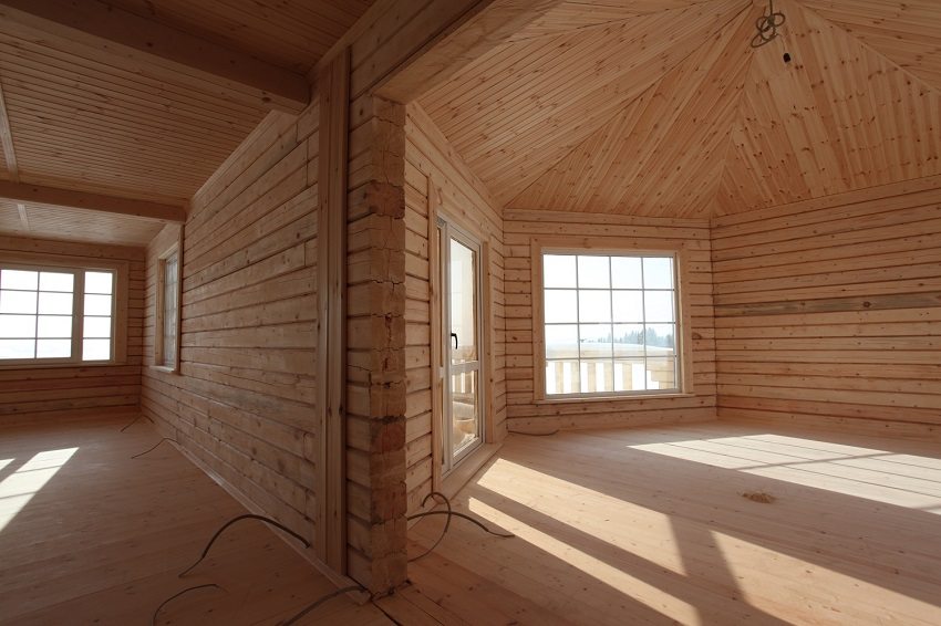 Jedna od prednosti drvenih kuća je odsutnost potrebe za unutarnjim uređenjem.