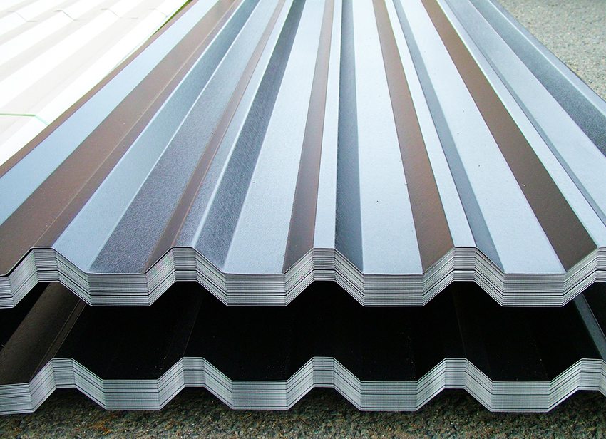Galvanized corrugated board has an affordable price and good strength characteristics.
