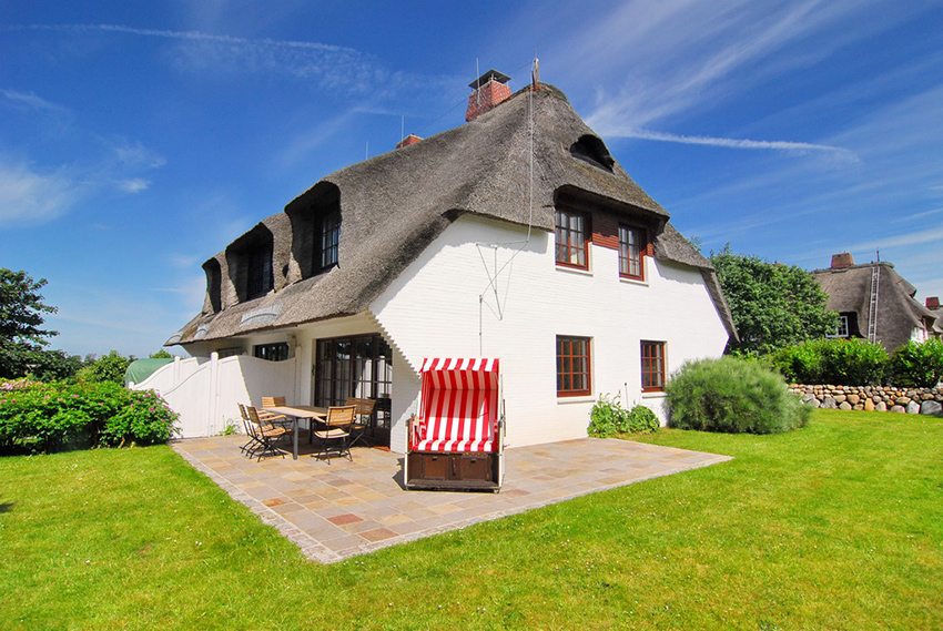 An interesting use case for a half-hipped thatched roof