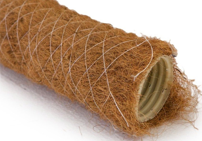 Hvis jorden inneholder mye leire, anbefales det å bruke dreneringsrør med kokosfilter