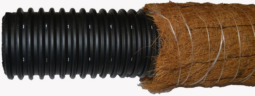 Drainage pipe with perforation and filter made of coconut fiber