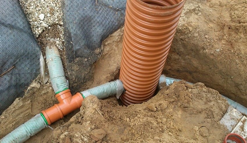An example of laying pipes in a storm sewer and drainage system
