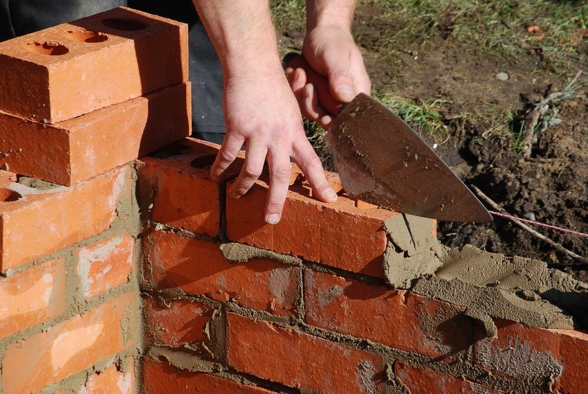 The ideal material for the construction of cellar walls is red brick.