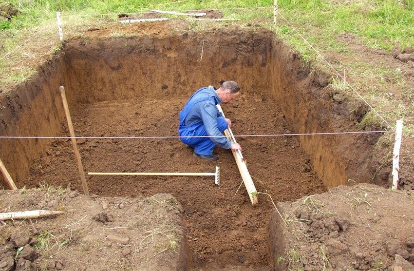 DIY cellar construction. Step 1: digging a hole